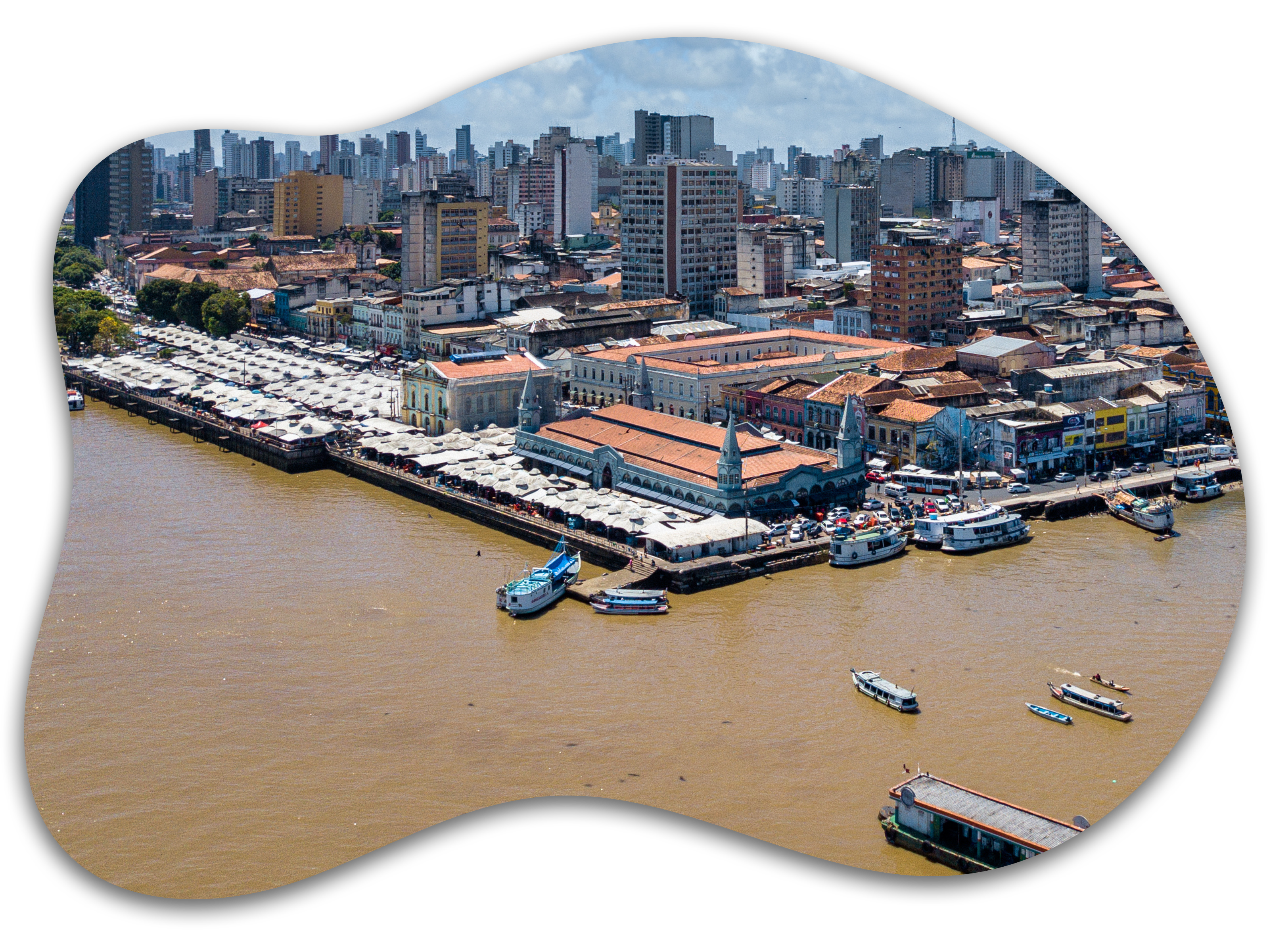 Vista aérea da cidade de Belém do Pará, com o Rio Guamá em primeiro plano e ao fundo o Ver-o-Peso e o restante da cidade.